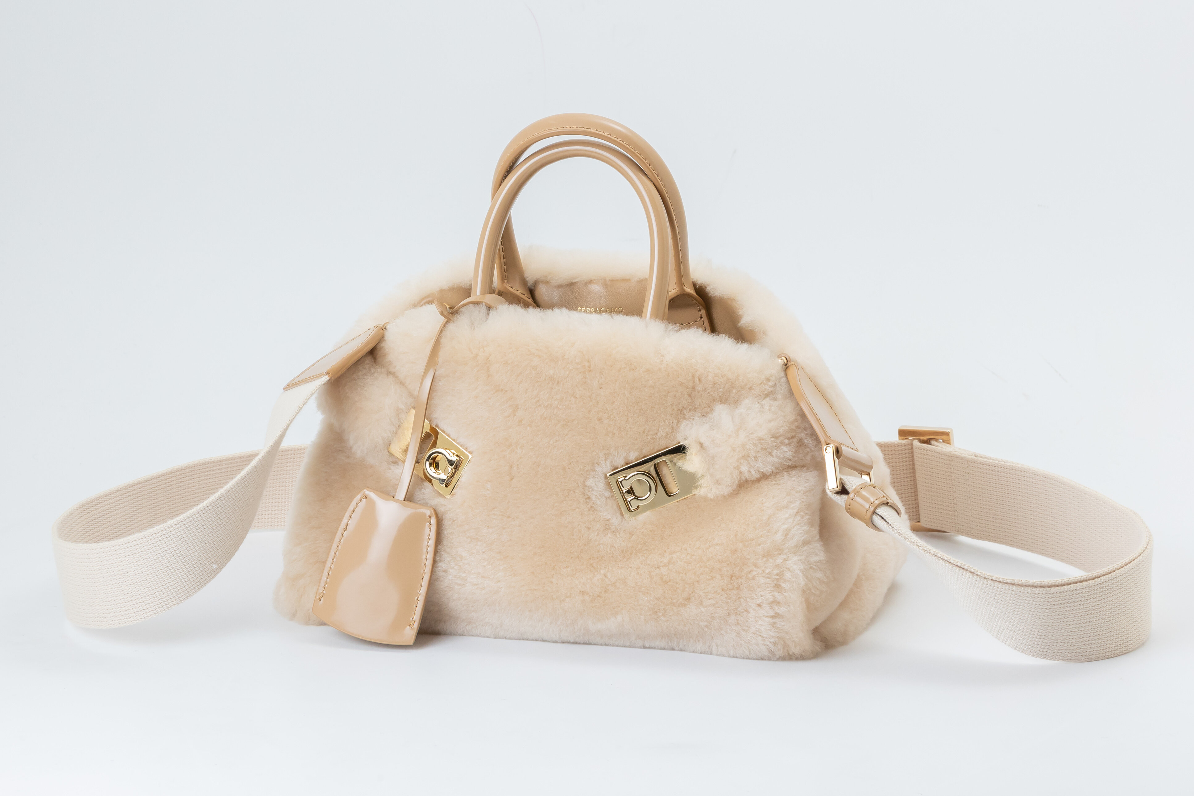 Ferragamo(フェラガモ)2wayハンドバッグ HUG 219923